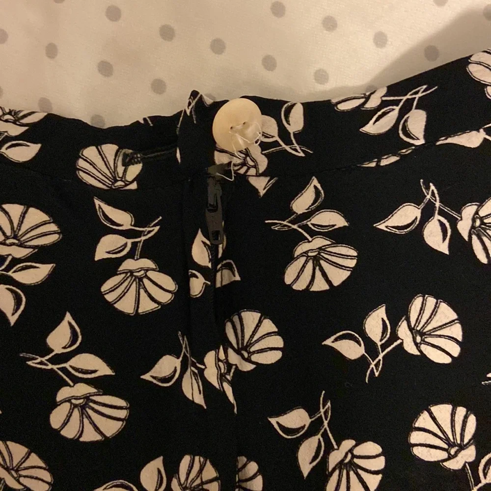Black Flowy skirt with cream flower pattern - Picture 4 of 5